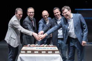 Il taglio della torta di compleanno da parte del Cda Troyer(da sin. Davide Sartori, Stefan Troyer, Davide Albani, Philipp Schenk) e il presidente del Gruppo HTI Anton Seeber